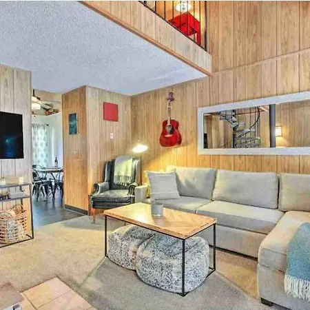 Cheerful 3-Bedroom Townhouse With Private Lake